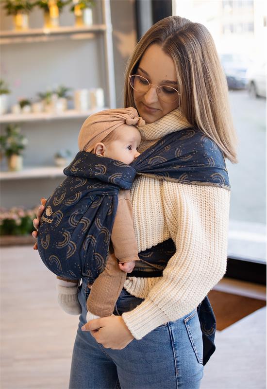 Mama mit Manduca Twist in Wohnung